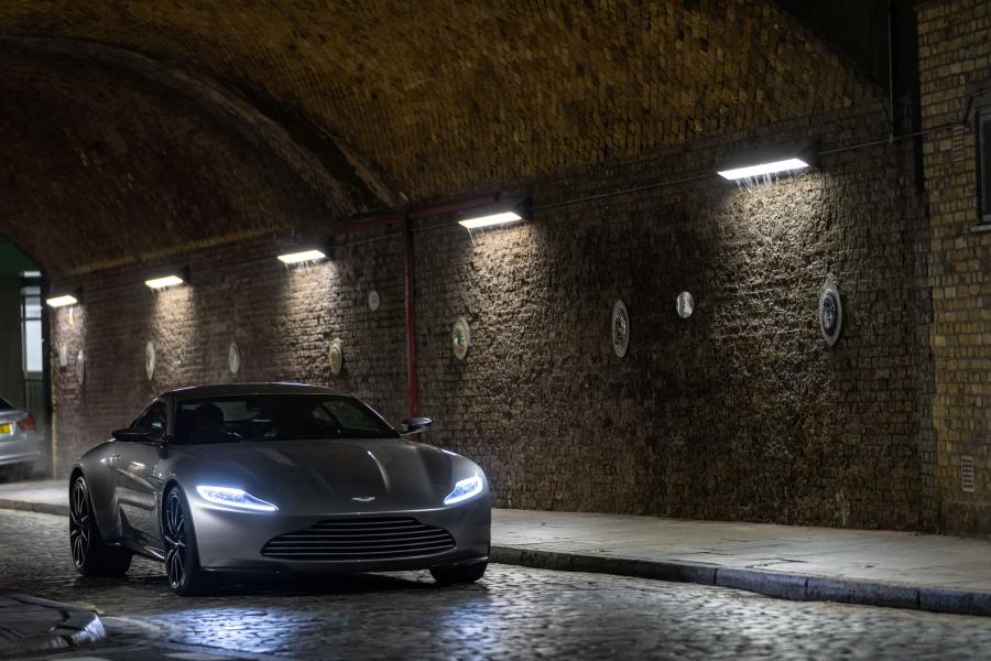  Aston Martin DB10 2015 года  (фото 7 из 35)